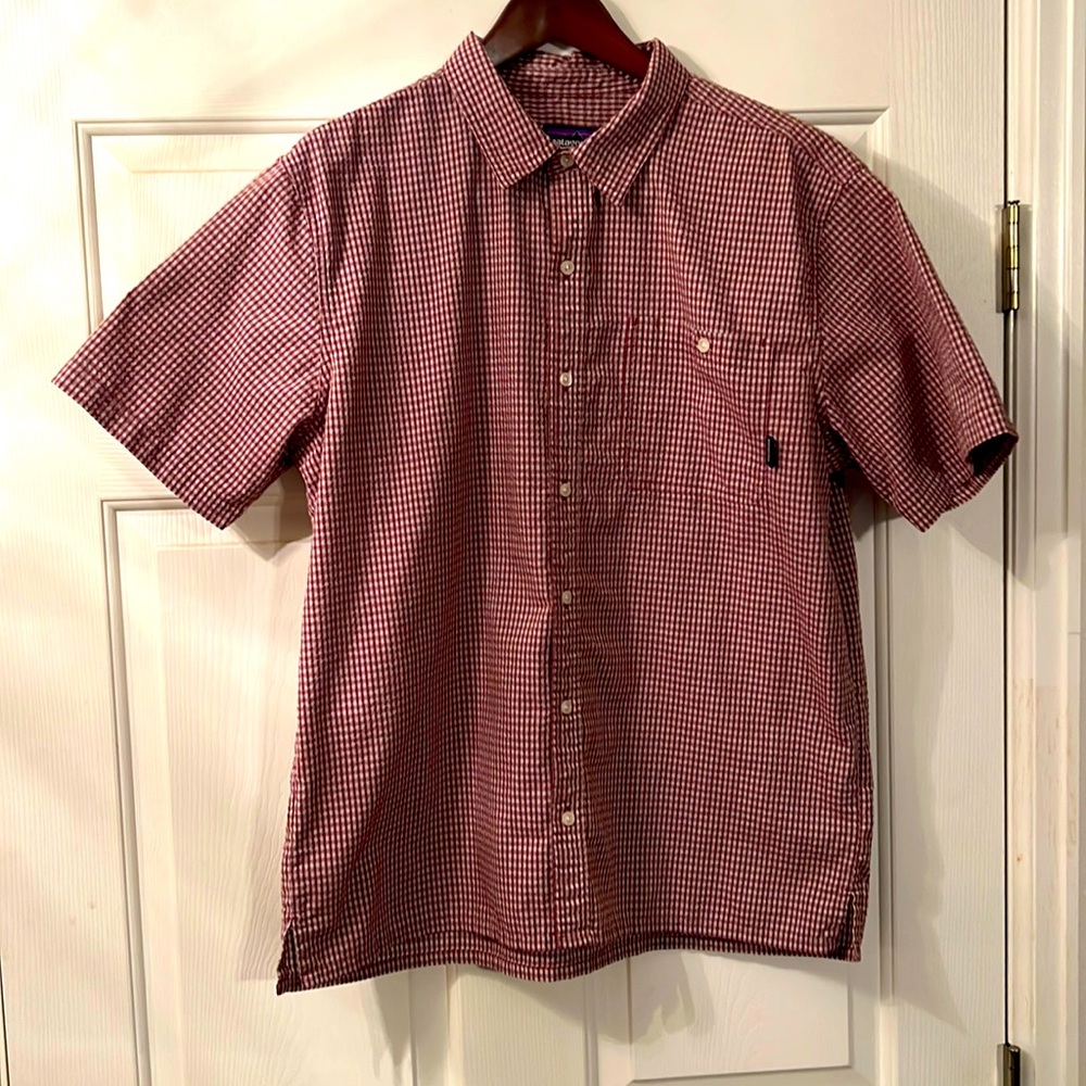 Patagonia button up short sleeve shirt. Red/white size XL